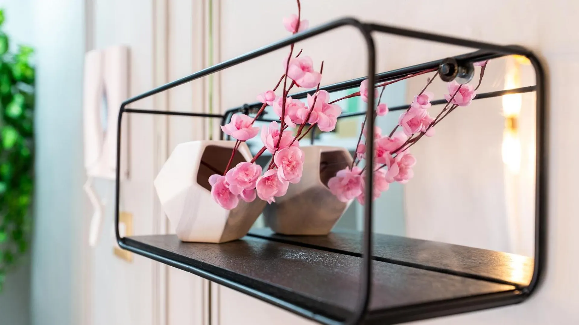 Flowers' Circle Of Piazza Di Spagna Rome Apartment